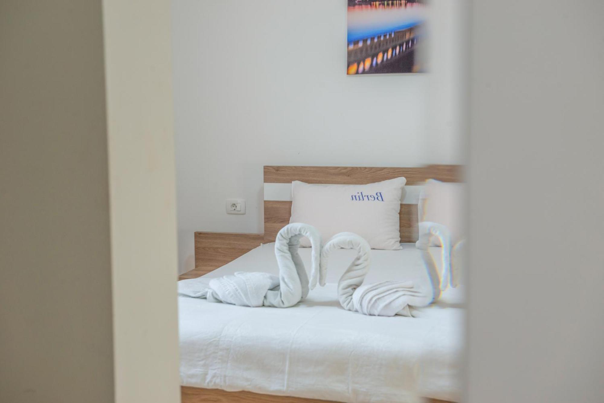 Premium Berlin With Pool Bed & Breakfast Ulcinj Room photo